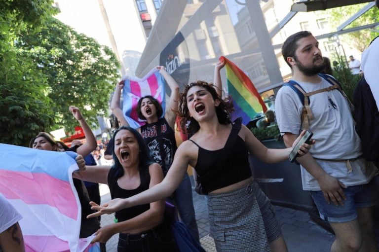 محتجون في مظاهرة فخر غير مصرح بها أثناء مواجهتها قوات الشرطة في أنقرة بتركيا بتاريخ الخامس من يوليو