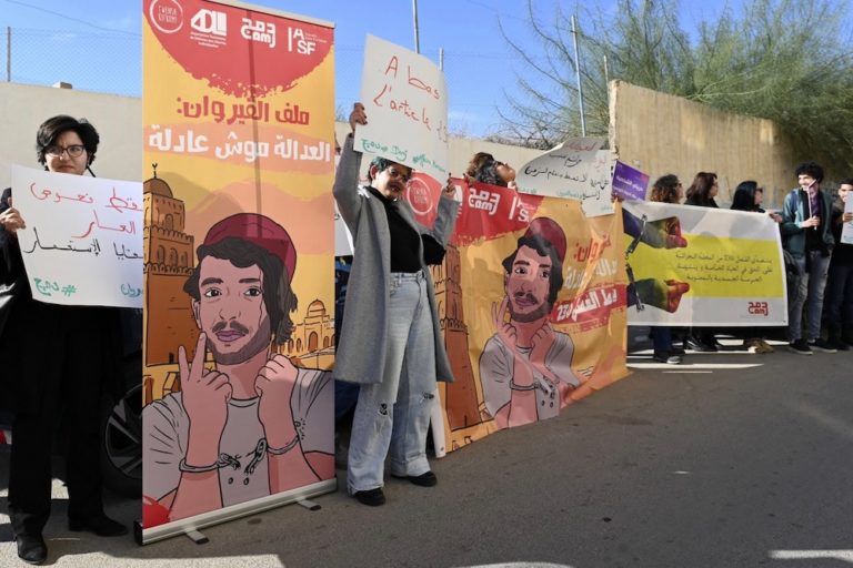 ناشط حقوقي تونسي في وقفة احتجاجية بمدينة القيروان، بتاريخ ١٩ ديسمبر / كانون الأول للعام ٢٠٢٢، أثناء استئناف حكم بالحبس على ست شباب بتهمة المثلية