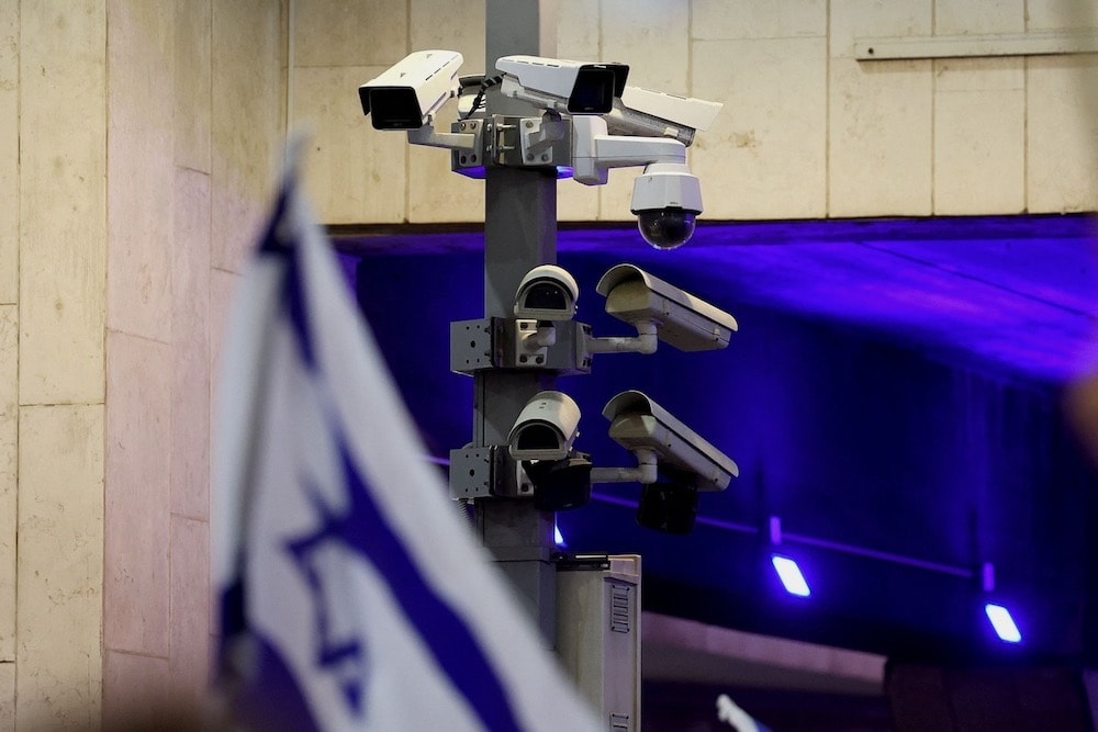 كاميرات مراقبة مركبة في تل أبيب، بتاريخ ٢٣ سبتمبر / أيلول للعام ٢٠٢٣، بينما تواصل الحكومة الإسرائيلية مشروع قانون يسمح للشرطة بوضع كاميرات مزودة بتكنولوجية التعرف على الوجوه في المساحات العامة. تصوير جاك جويز من فرانس برس عبر جتي إمدجز.